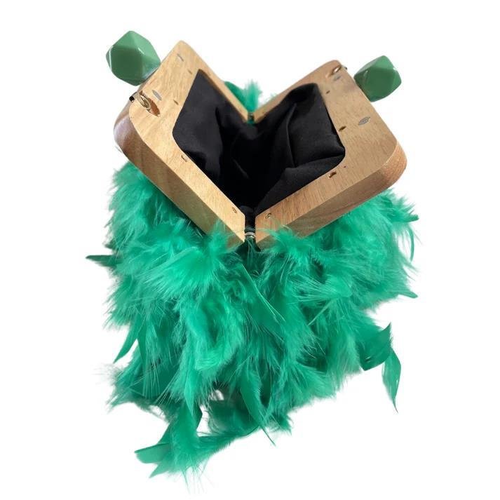 BOLSA CLUTCH MADEIRA COM PLUMAS